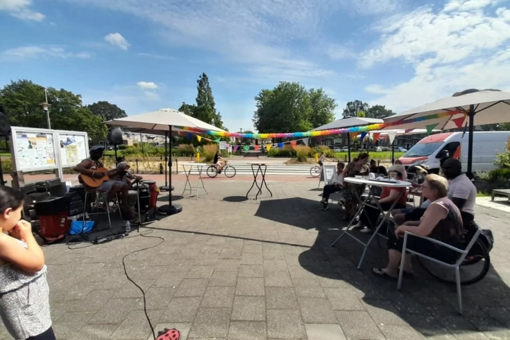 Terras in Heechterp Schieringen bij het wijkgebouw