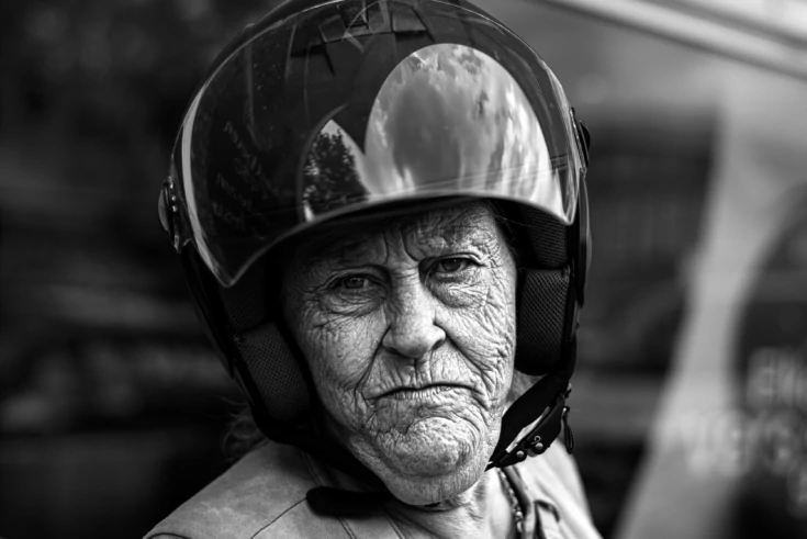 Foto van oude mevrouw met helm. Onderdeel van de expositie Friday's Child Tegenspoed in Leeuwarden